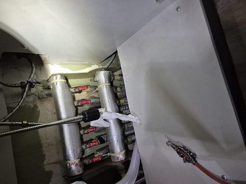 안양 하수구막힘 배관 내부 막힘과 배수 트랩 점검을 설명하는 장면
